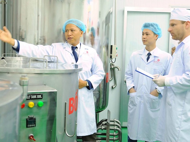 Gia công mỹ phẩm Việt Pháp sở hữu đội ngũ chuyên gia hàng đầu trong lĩnh vực