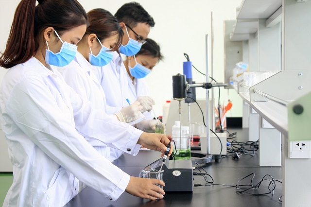 Chuyên gia nghiên cứu phòng lab của Việt Pháp Successful
